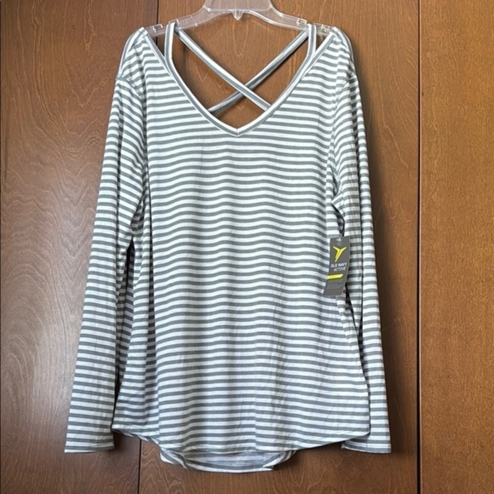 Old Navy Active ,Go Dry Gray & White  Striped Long Sleeve Top NWT Tunic Length